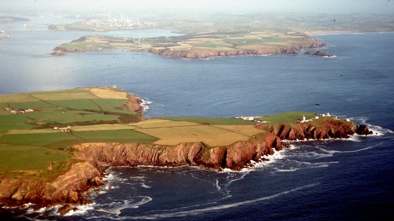 Arfordir â threftadaeth milwrol balch